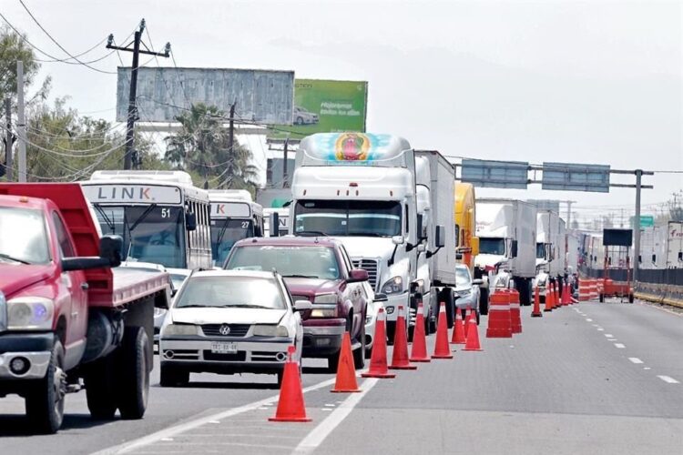 Urgen a Operadora de Autopistas del Noreste resolver caos vial en ruta Monterrey-Nuevo Laredo
