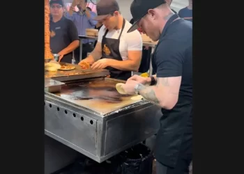 ‘Canelo’ la hace de taquero en negocio de su hermano en Guadalajara