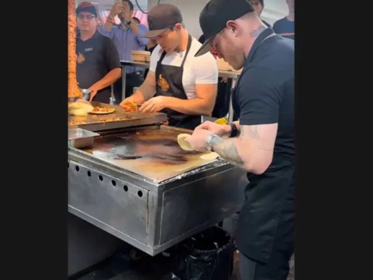 ‘Canelo’ la hace de taquero en negocio de su hermano en Guadalajara