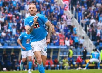 Cruz Azul golea 3-0 a Necaxa y se afianza como líder del torneo