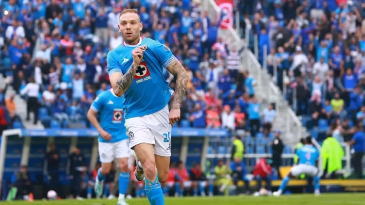 Cruz Azul golea 3-0 a Necaxa y se afianza como líder del torneo