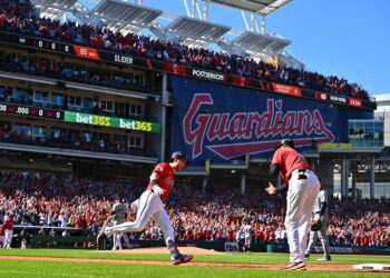 Cleveland pega primero de visita y barre 7-0 a Detroit en GL