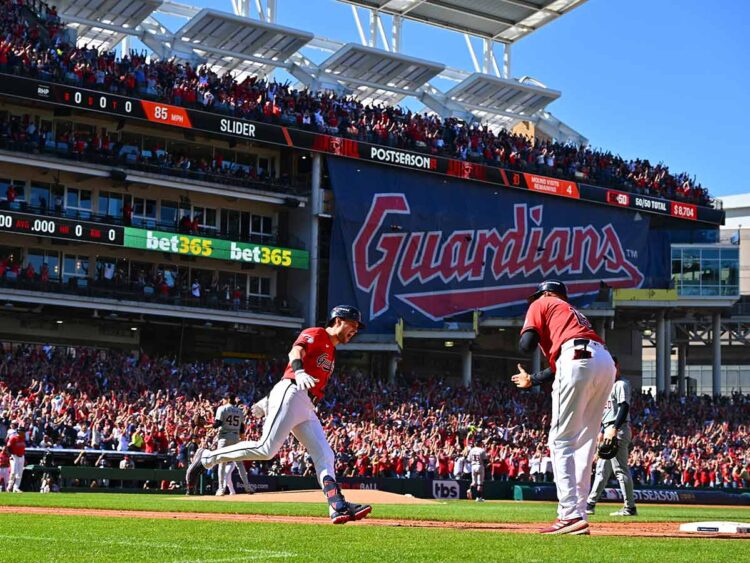 Cleveland pega primero de visita y barre 7-0 a Detroit en GL