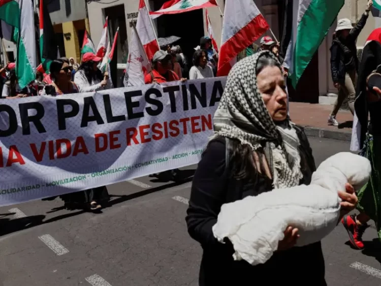  Marchan miles en Londres a favor de Palestina a un año de la guerra de Gaza