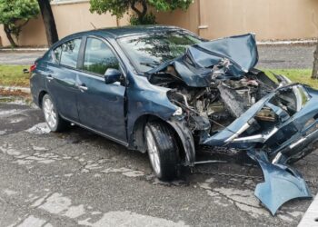 Dos heridos al estrellarse auto contra árbol en libramiento al norte de Cd. Victoria