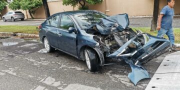 Dos heridos al estrellarse auto contra árbol en libramiento al norte de Cd. Victoria