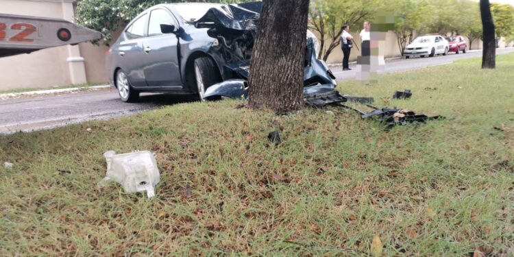 Dos heridos al estrellarse auto contra árbol en libramiento al norte de Cd. Victoria