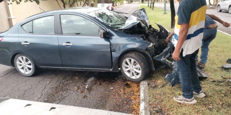 Dos heridos al estrellarse auto contra árbol en libramiento al norte de Cd. Victoria