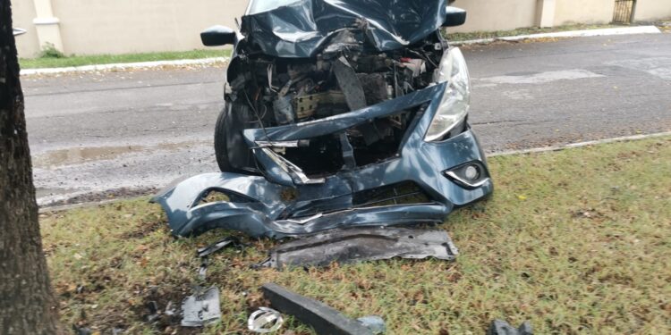 Dos heridos al estrellarse auto contra árbol en libramiento al norte de Cd. Victoria