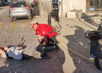 Motociclista herido al estrellarse en miniauto que omitió alto en 17 y Rosales