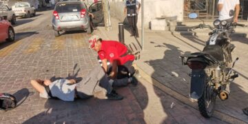 Motociclista herido al estrellarse en miniauto que omitió alto en 17 y Rosales