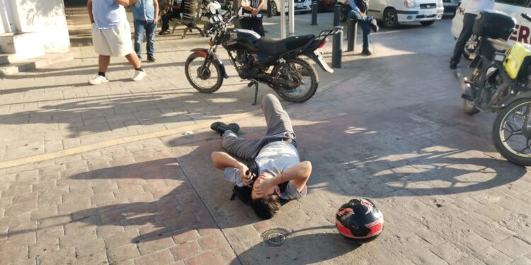 Motociclista herido al estrellarse en miniauto que omitió alto en 17 y Rosales
