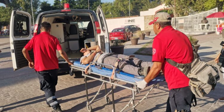 Motociclista herido al estrellarse en miniauto que omitió alto en 17 y Rosales