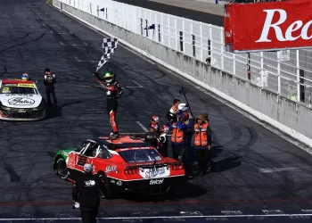 Alex de Alba asegura un lugar en la final de NASCAR México
