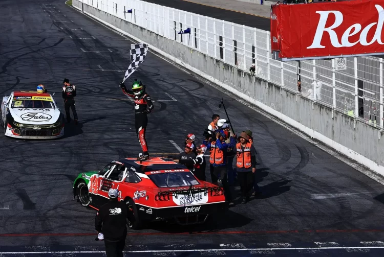Alex de Alba asegura un lugar en la final de NASCAR México