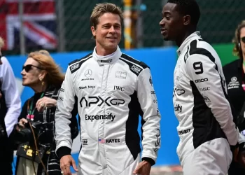 Brad Pitt sorprende al público en el Gran Premio de México