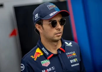 Checo Pérez desmiente rumores de retiro en su temporada más difícil