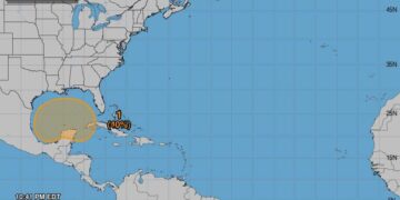 Monitorea PC posible formación de huracán