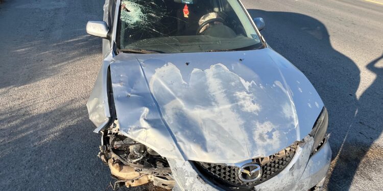 Auto embiste y mata a motociclista