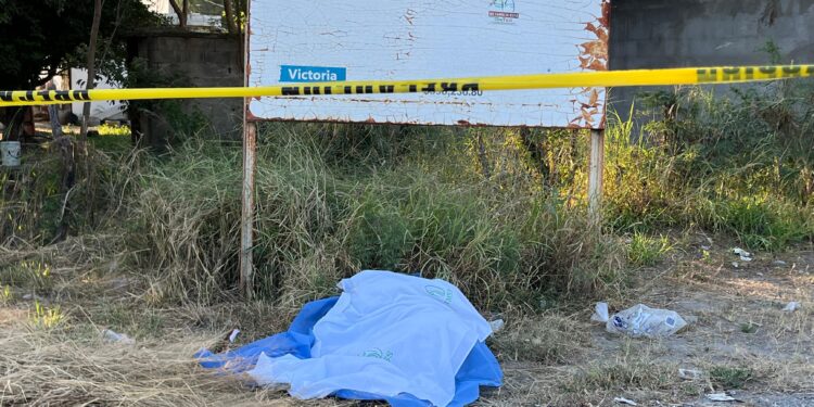 Auto embiste y mata a motociclista