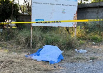 Auto embiste y mata a motociclista