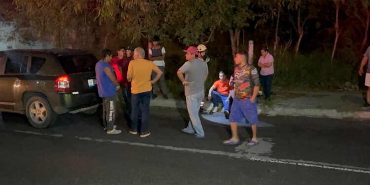 Dos heridos en choque con volcadura