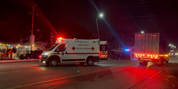 Dos heridos en choque con volcadura