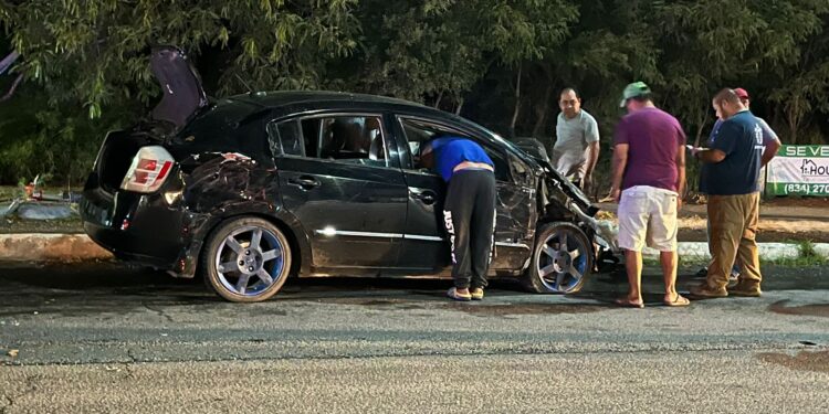 Dos heridos en choque con volcadura