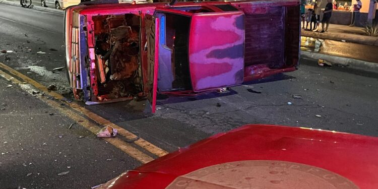 Dos heridos en choque con volcadura