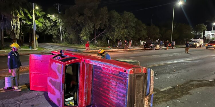 Dos heridos en choque con volcadura