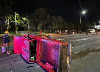 Dos heridos en choque con volcadura
