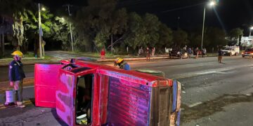 Dos heridos en choque con volcadura