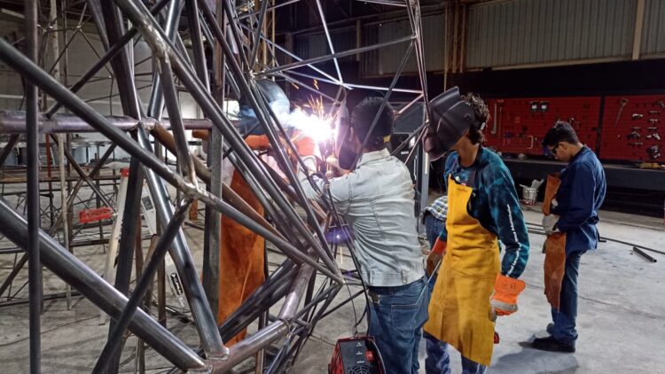 Participan estudiantes del ITACE en mega escultura de la Virgen de El Chorrito
