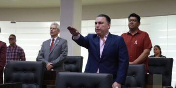 Amparo bajo el brazo, toma protesta como Diputado plurinominal el panista Gerardo Peña