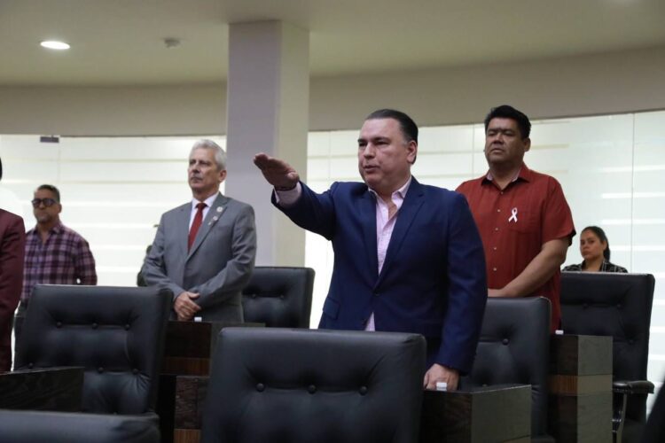 Amparo bajo el brazo, toma protesta como Diputado plurinominal el panista Gerardo Peña