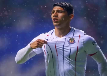 Alan Pulido sueña con retirarse en Chivas