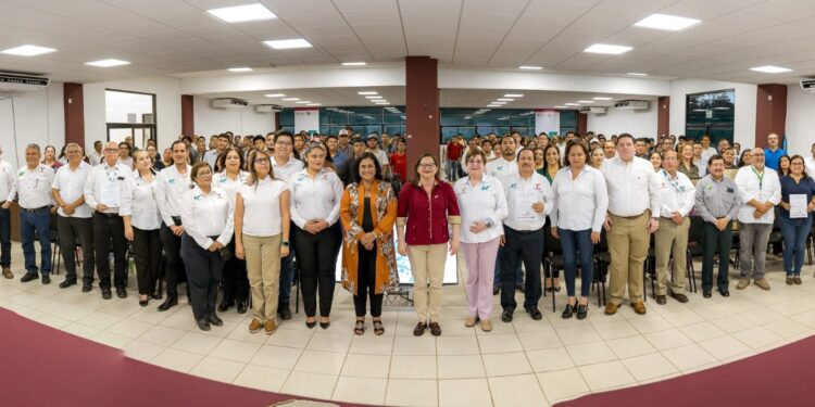 Reconocen a docentes, personal administrativo y estudiantes de la UT de Altamira