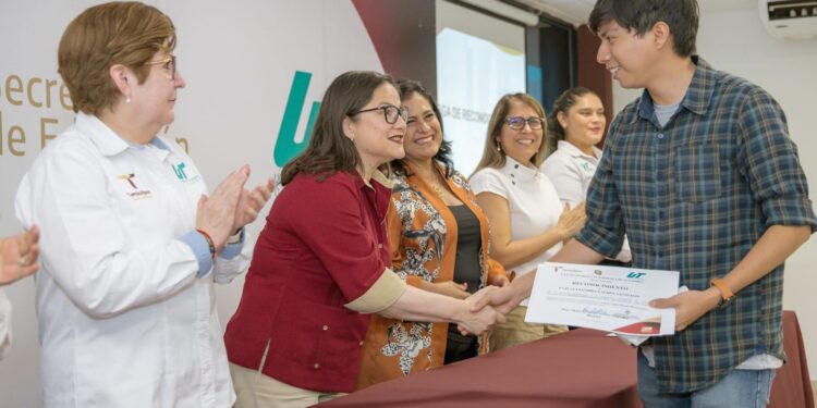 Reconocen a docentes, personal administrativo y estudiantes de la UT de Altamira