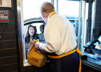 Donald Trump cocina papas fritas en McDonald’s durante acto de campaña