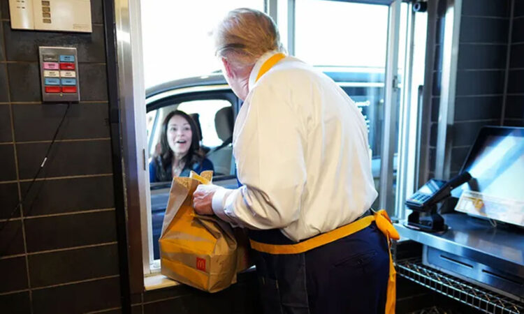 Donald Trump cocina papas fritas en McDonald’s durante acto de campaña