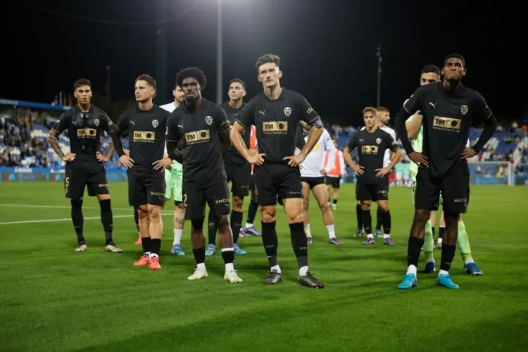 Un partido amistoso con críticas y bajas ventas