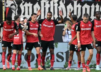 Bayer Leverkusen desperdicia ventaja y empata 2-2 contra el colista Holstein Kiel