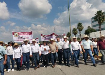 Manifestación de campesinos colapsa tráfico en carretera Victoria-Monterrey