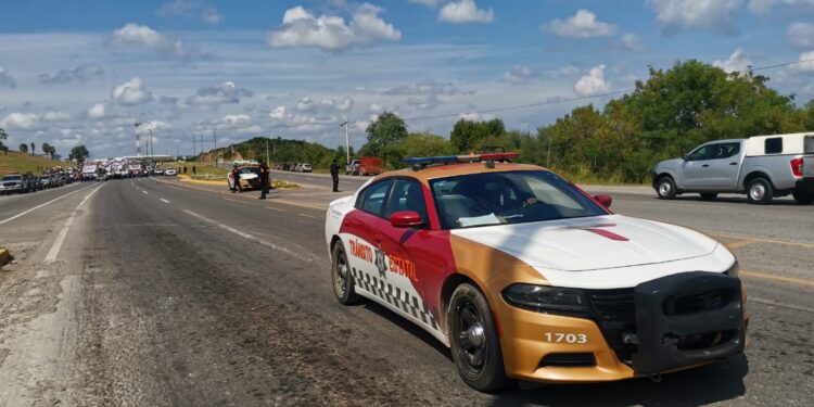 Manifestación de campesinos colapsa tráfico en carretera Victoria-Monterrey