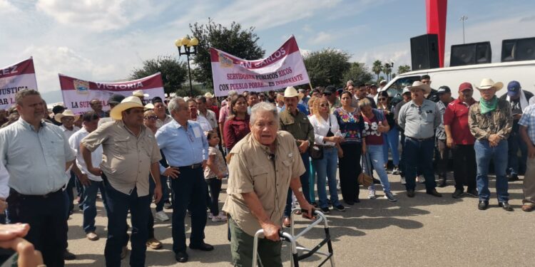 Manifestación de campesinos colapsa tráfico en carretera Victoria-Monterrey