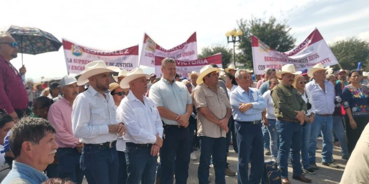 Manifestación de campesinos colapsa tráfico en carretera Victoria-Monterrey