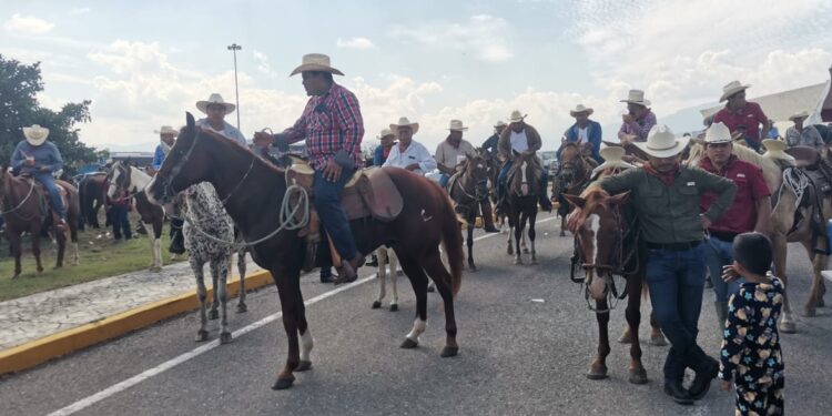 Manifestación de campesinos colapsa tráfico en carretera Victoria-Monterrey