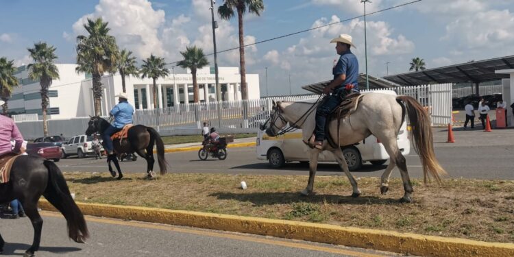 Manifestación de campesinos colapsa tráfico en carretera Victoria-Monterrey