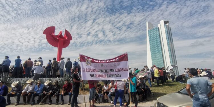 Manifestación de campesinos colapsa tráfico en carretera Victoria-Monterrey