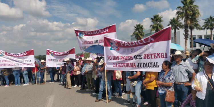 Manifestación de campesinos colapsa tráfico en carretera Victoria-Monterrey